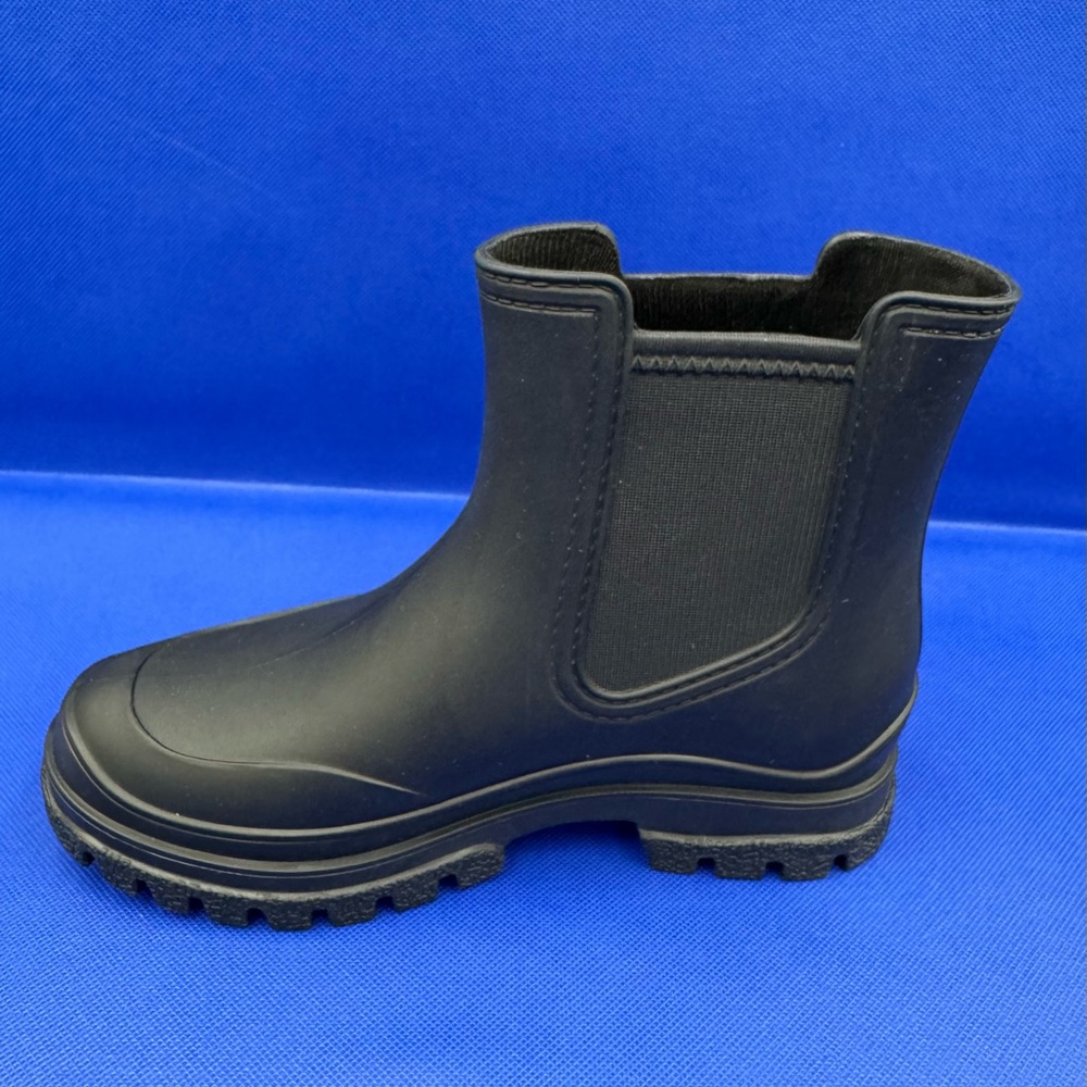NWOB! Women Rain Boots - Picture 5 of 9